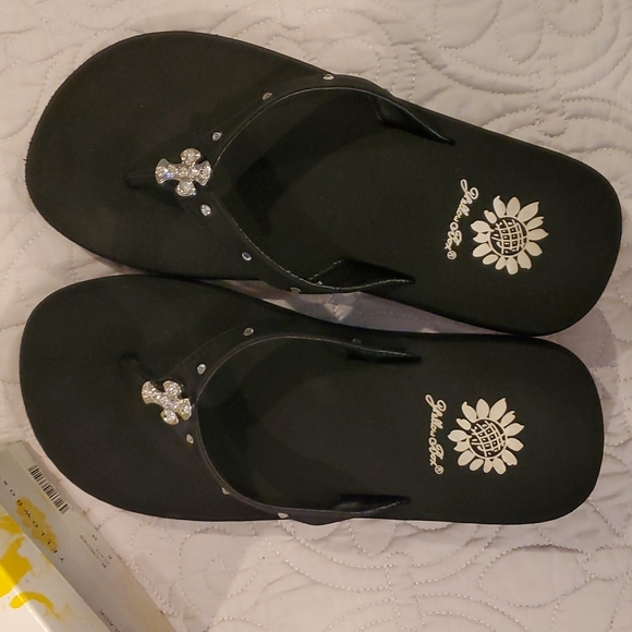 Yellow Box Black Cross Flip Flops size 6 - Picture 3 of 7